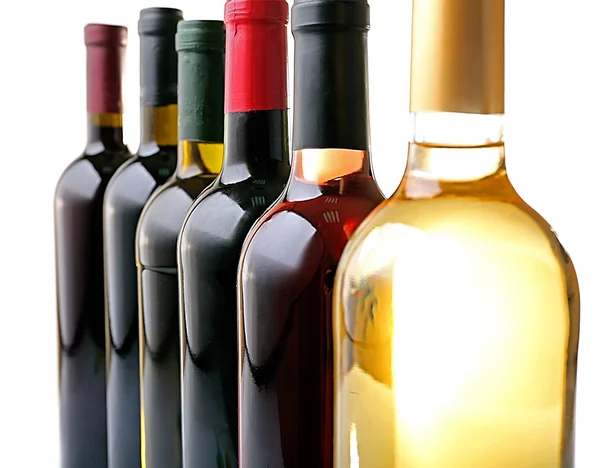 Бутылки вина в ряд крупным планом — стоковое фото