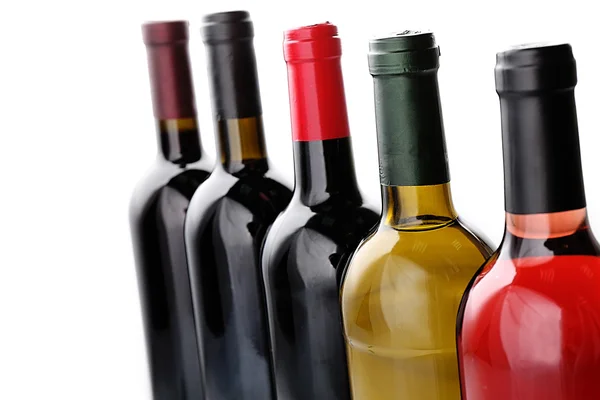 Şarap şişeleri üzerinde beyaz izole satırda — Stok fotoğraf