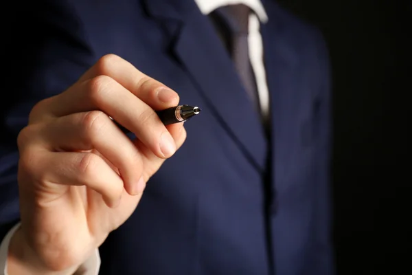 Zakenman schrijven op scherm, close-up — Stockfoto