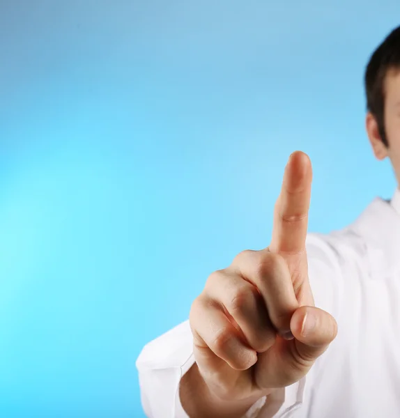 Doctor trabajando con pantalla virtual sobre fondo azul — Foto de Stock