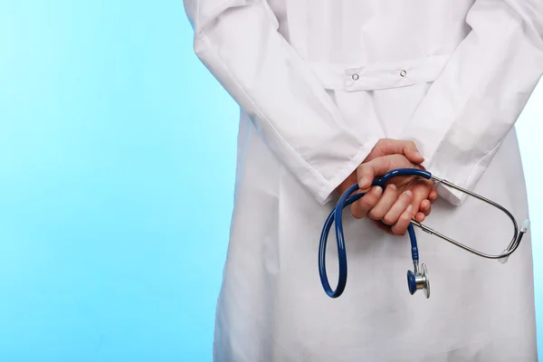 Médecin masculin avec stéthoscope, gros plan — Photo