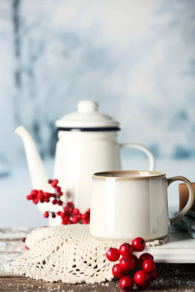 Composición invernal con bebida caliente sobre fondo natural —  Fotos de Stock