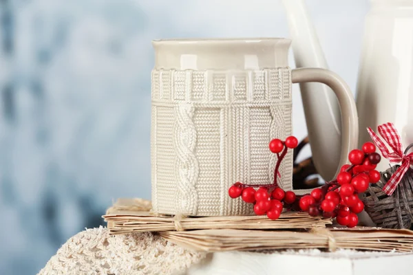 Composición invernal con bebida caliente sobre fondo natural — Foto de Stock