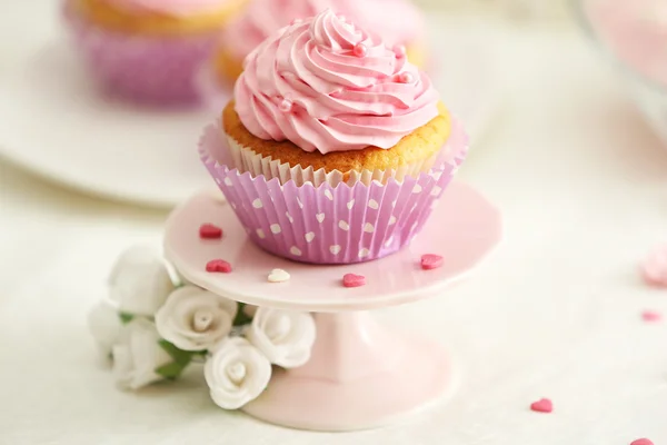 Deliciosos cupcakes na mesa close-up — Fotografia de Stock