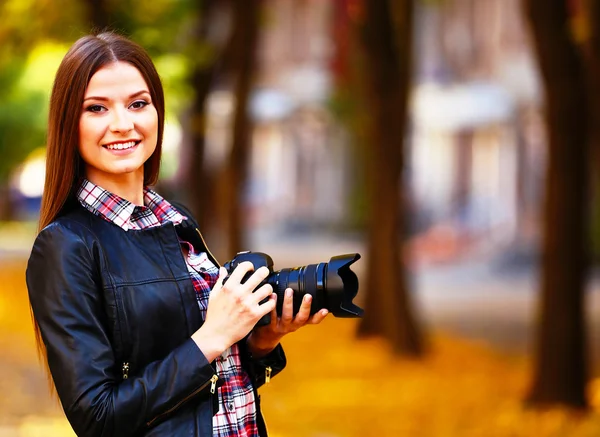 นักถ่ายภาพหนุ่ม กําลังถ่ายรูปข้างนอก — ภาพถ่ายสต็อก