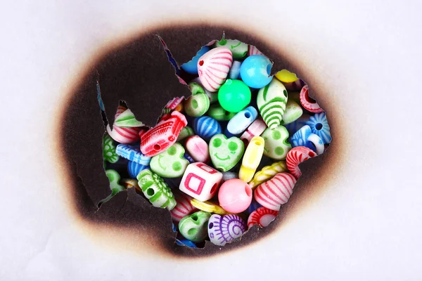 Perline multicolore attraverso il foro — Foto Stock