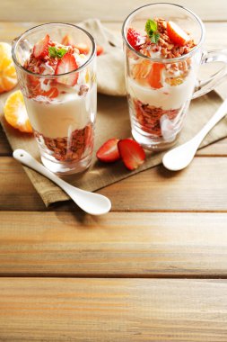 Tatlı müsli ve çilek ile