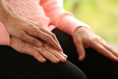 Yaşlı ve genç elele