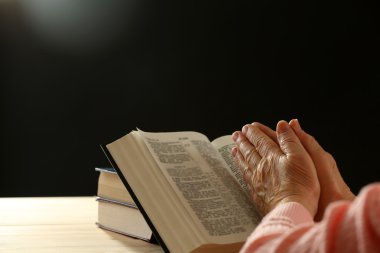 İncil ile yaşlı kadın el