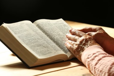 İncil ile yaşlı kadın el
