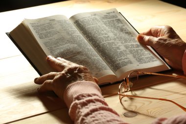 İncil ile yaşlı kadın el