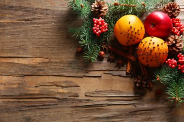 Kuruyemiş, baharat ve dal Noel ağacının rustik ahşap arka plan ile meyve