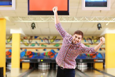 Genç adam bowling kulüpte eğlenmek