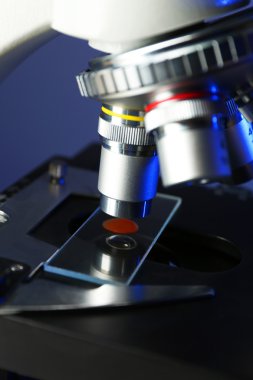 Mikroskop renk arka plan üzerinde yakın çekim