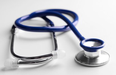 Stetoskop beyaza izole edildi