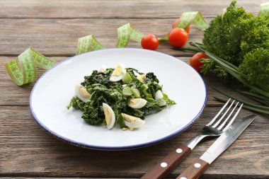 Yumurta ve fesleğen salata