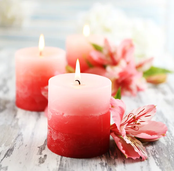 Belle candele con fiori — Foto Stock
