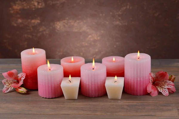 Hermosas velas con flores — Foto de Stock