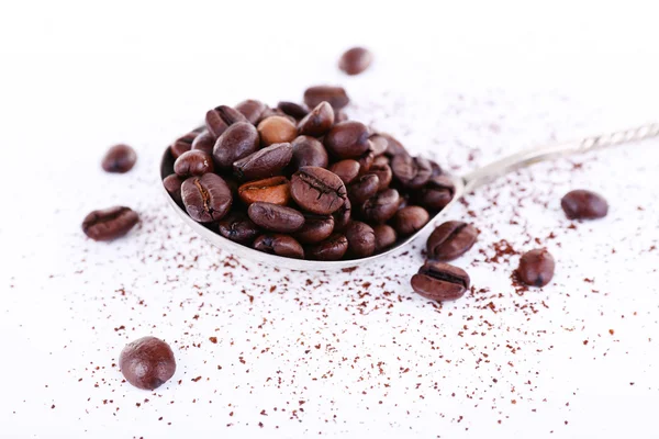 Kávová zrna v lžičce — Stock fotografie