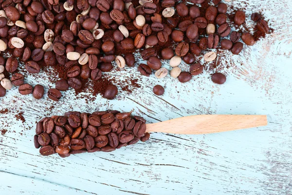 Kaffeebohnen auf hellblauem Holzhintergrund — Stockfoto