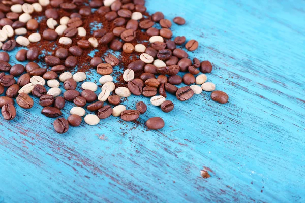 咖啡豆在蓝色木背景 — 图库照片