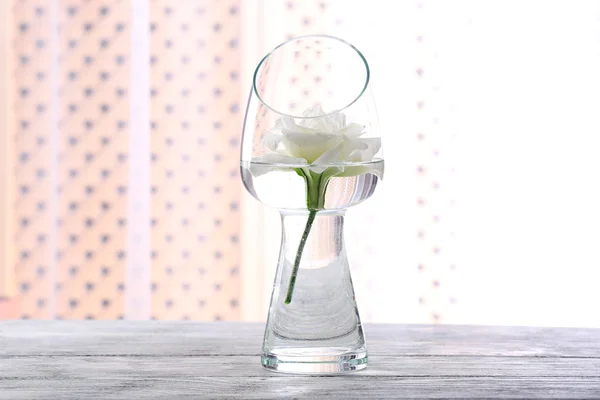 Vackra vita blommor i vas med ljus från fönster — Stockfoto