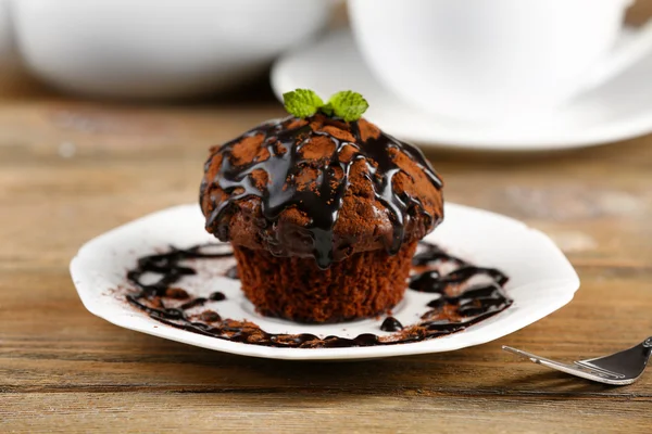 Bolo de chocolate gostoso na mesa — Fotografia de Stock