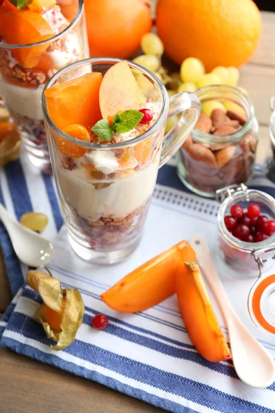 ミューズリーとテーブルの上の果物と健康的な層状デザート — ストック写真