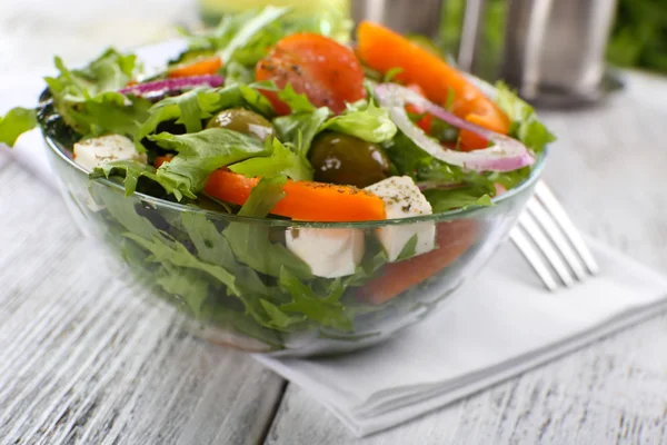 Salada grega em prato de vidro — Fotografia de Stock