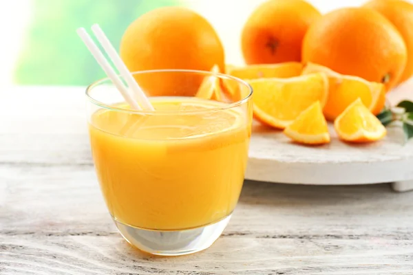 Jus d'orange met stro — Stockfoto