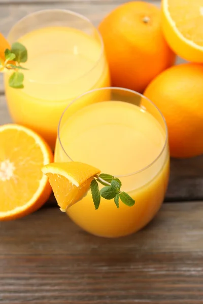 Suco de laranja e fatias — Fotografia de Stock