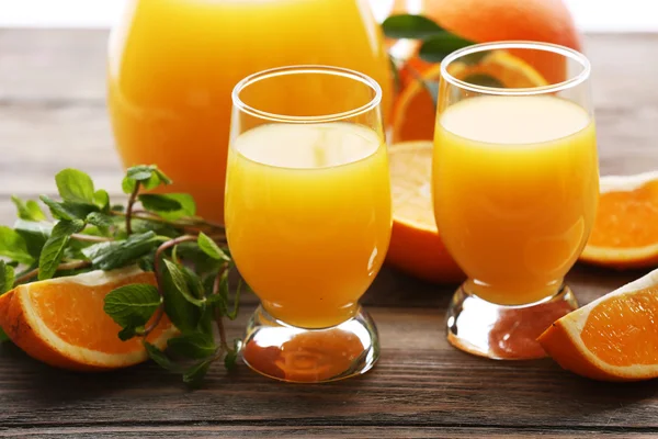 Suco de laranja e fatias — Fotografia de Stock