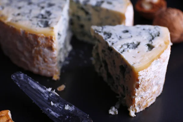 Fromage bleu avec noix et lame sur fond de plateau métallique — Photo