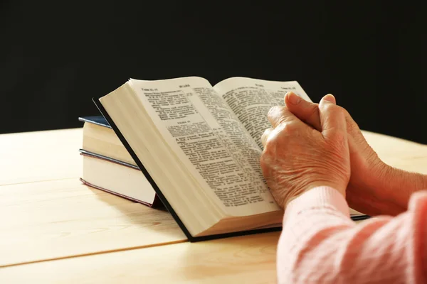 Old woman hands with Bible — Stock Photo, Image