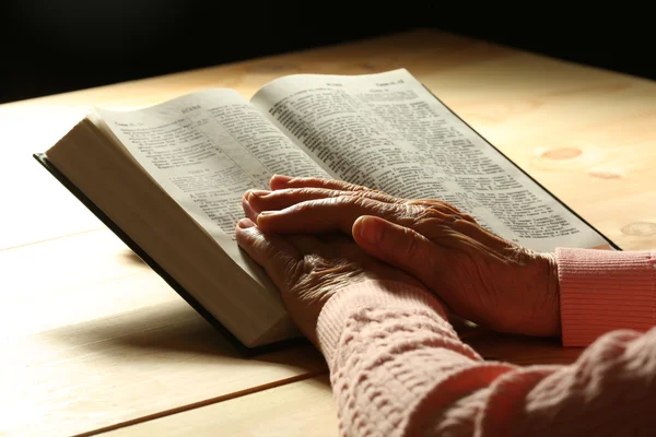 Vecchia donna mani con Bibbia — Foto Stock