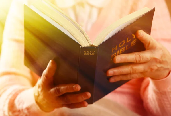 Mulher velha lendo Bíblia, close-up — Fotografia de Stock