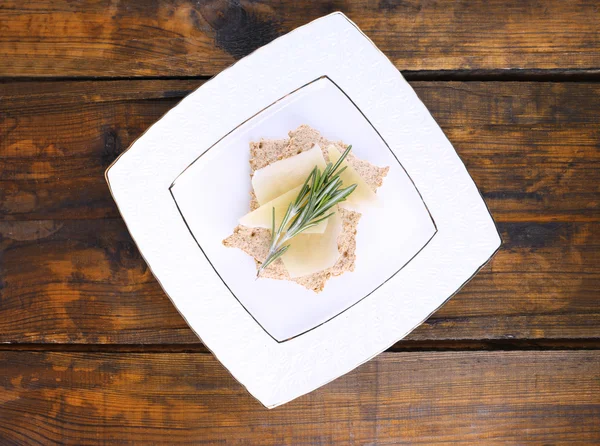 Crispbread com queijo parmesão — Fotografia de Stock