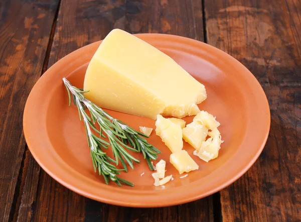 Parmezaanse kaas met rozemarijn — Stockfoto