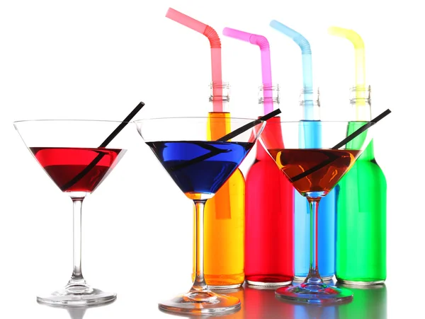 Красочные алкогольные напитки в стеклянной посуде изолированы на белом — стоковое фото
