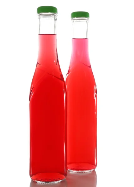 Bebidas alcohólicas coloridas en botellas de vidrio aisladas en blanco —  Fotos de Stock