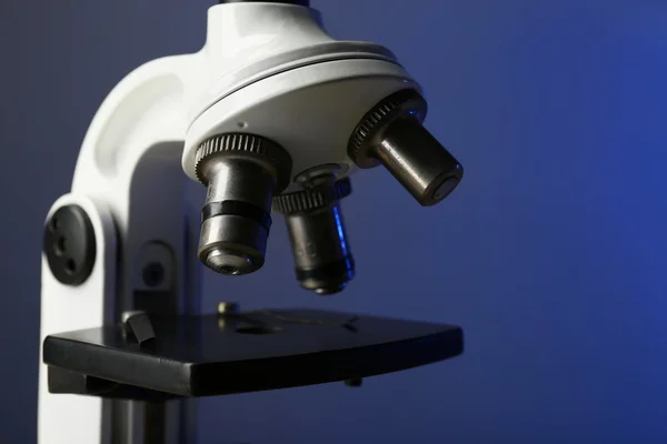 Mikroskop renk arka plan üzerinde yakın çekim — Stok fotoğraf
