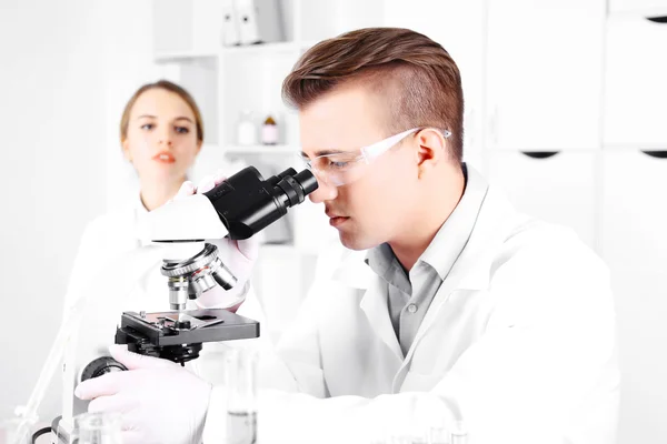 Joven investigador que realiza investigación científica en laboratorio — Foto de Stock