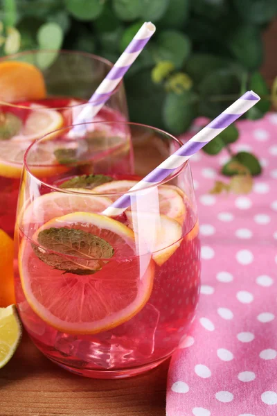 Roze limonade in glazen — Stockfoto