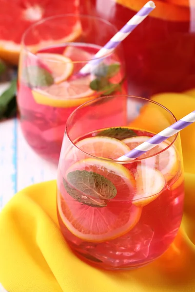 Różowa lemoniada w okularach — Zdjęcie stockowe