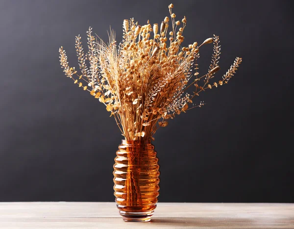 Strauß getrockneter Blumen in der Vase — Stockfoto