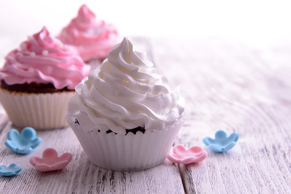 Deliciosos cupcakes na mesa close-up — Fotografia de Stock