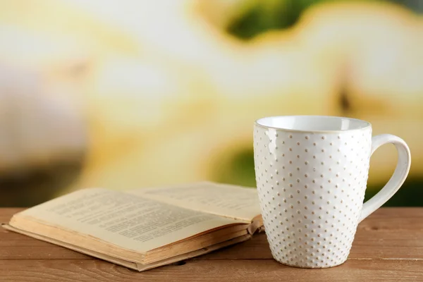 Fincan çay ve kitap — Stok fotoğraf