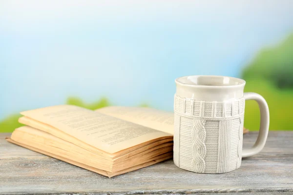 Copa y libro en la mesa — Foto de Stock