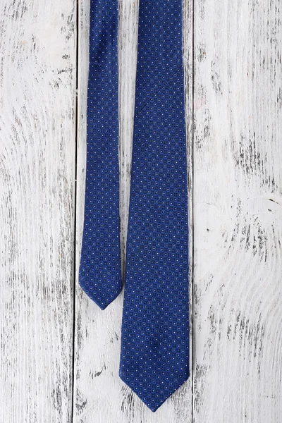 Μοντέρνα γραβάτα σε χρώμα ξύλινο φόντο — Φωτογραφία Αρχείου