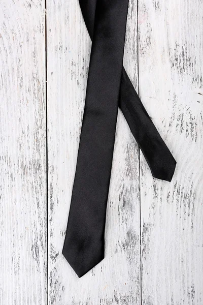 Corbata de moda en color fondo de madera — Foto de Stock
